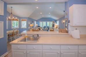House, Multiple Beds, Kitchen, Beach View | Private kitchen | Fridge, microwave, oven, stovetop - 718 Sea Dragon (Fripp Island)