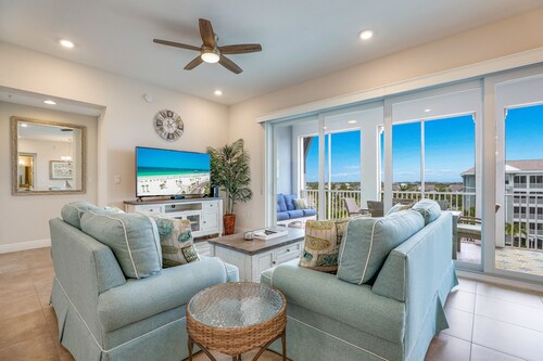 Experience a Luxurious Penthouse Near Anna Maria Island with Resort Amenities! -