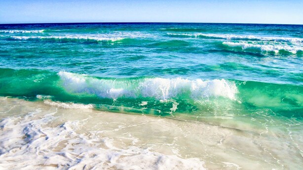 A beach with waves crashing onto the shore. - ⛱️Walk to Beach- Pool- Southbay#88 Townhome☀️ (Destin)