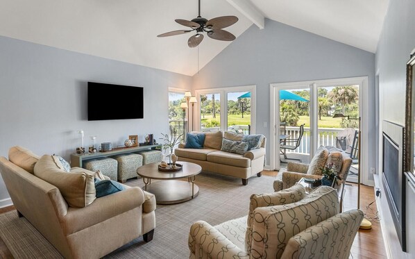 Departamento, varias camas, cocina, vista a la playa | Área de sala de estar | Televisión