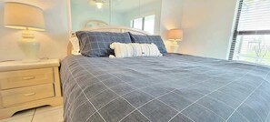 Condo, varias camas, balcón, vista al océano | 2 habitaciones, decoración personalizada y muebles diferentes 