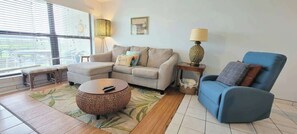 Condo, varias camas, balcón, vista al océano | Área de sala de estar | Televisión de pantalla plana de 42 pulgadas con canales digitales 