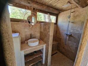 Douche, serviettes fournies, papier toilette