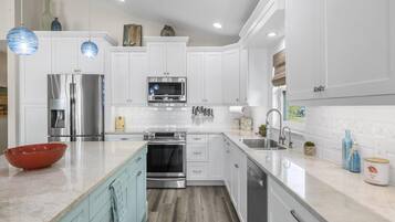 獨棟房屋, 多張床, 庭院, 泳池景觀 | 私人廚房 | 電冰箱、微波爐、烤箱、爐台