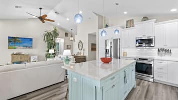 Maison, plusieurs lits, patio, vue piscine | Cuisine privée | Réfrigérateur, micro-ondes, four, plaque de cuisson