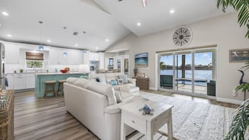 Maison, plusieurs lits, patio, vue piscine | Coin séjour | Télévision