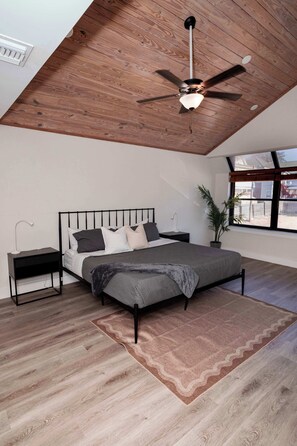 4 bedrooms, iron/ironing board, WiFi, bed sheets