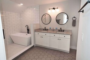 Bathtub, shampoo