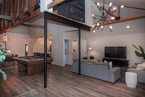 Freshly Renovated Apt - Steps from TIAA Bank Field