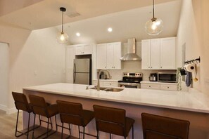 Een koelkast, een magnetron, een oven, een kookplaat