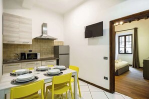 Réfrigérateur, four à micro-ondes, un four, surface de cuisson