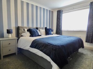 4 bedrooms, iron/ironing board, WiFi, bed sheets - Millies Holiday Home (Thornton Cleveleys, Blackpool)