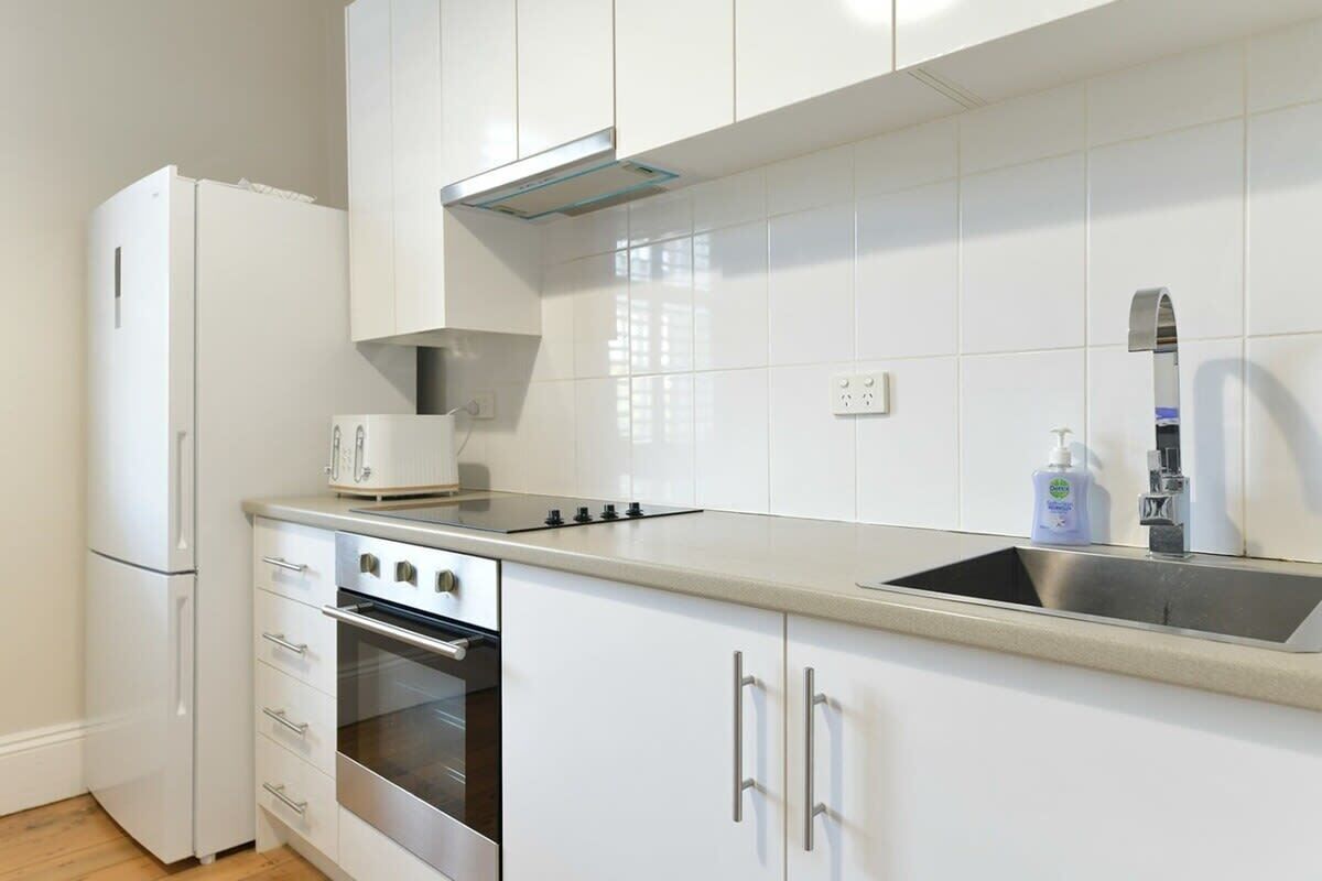 Køleskab, mikrobølgeovn, ovn, kogeplade