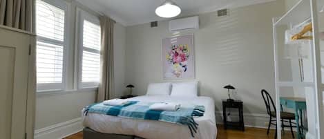 1 soverom, skrivebord, strykejern/-brett og reiseseng for barn