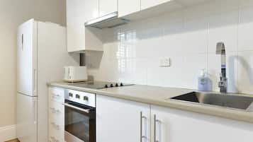 Geladeira, micro-ondas, fogão, cooktop
