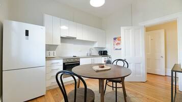 Een koelkast, een magnetron, een oven, een kookplaat