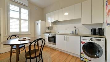 Køleskab, mikrobølgeovn, ovn, kogeplade