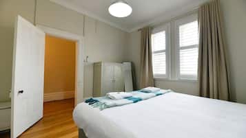 1 habitación, escritorio, tabla de planchar con plancha y cuna de viaje