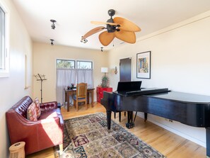 Nhà (2 Bedrooms) | Tiện nghi, dịch vụ nơi lưu trú