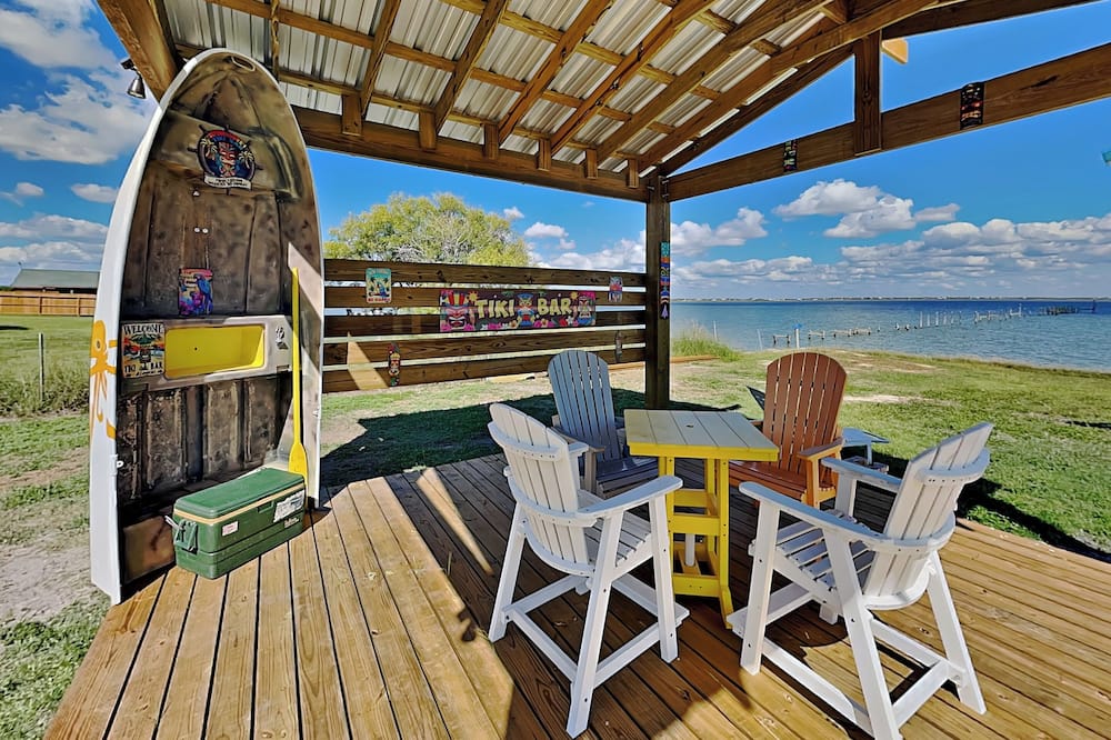 Little Cove Resort by Miss Kitty’s - Woodsboro, TX