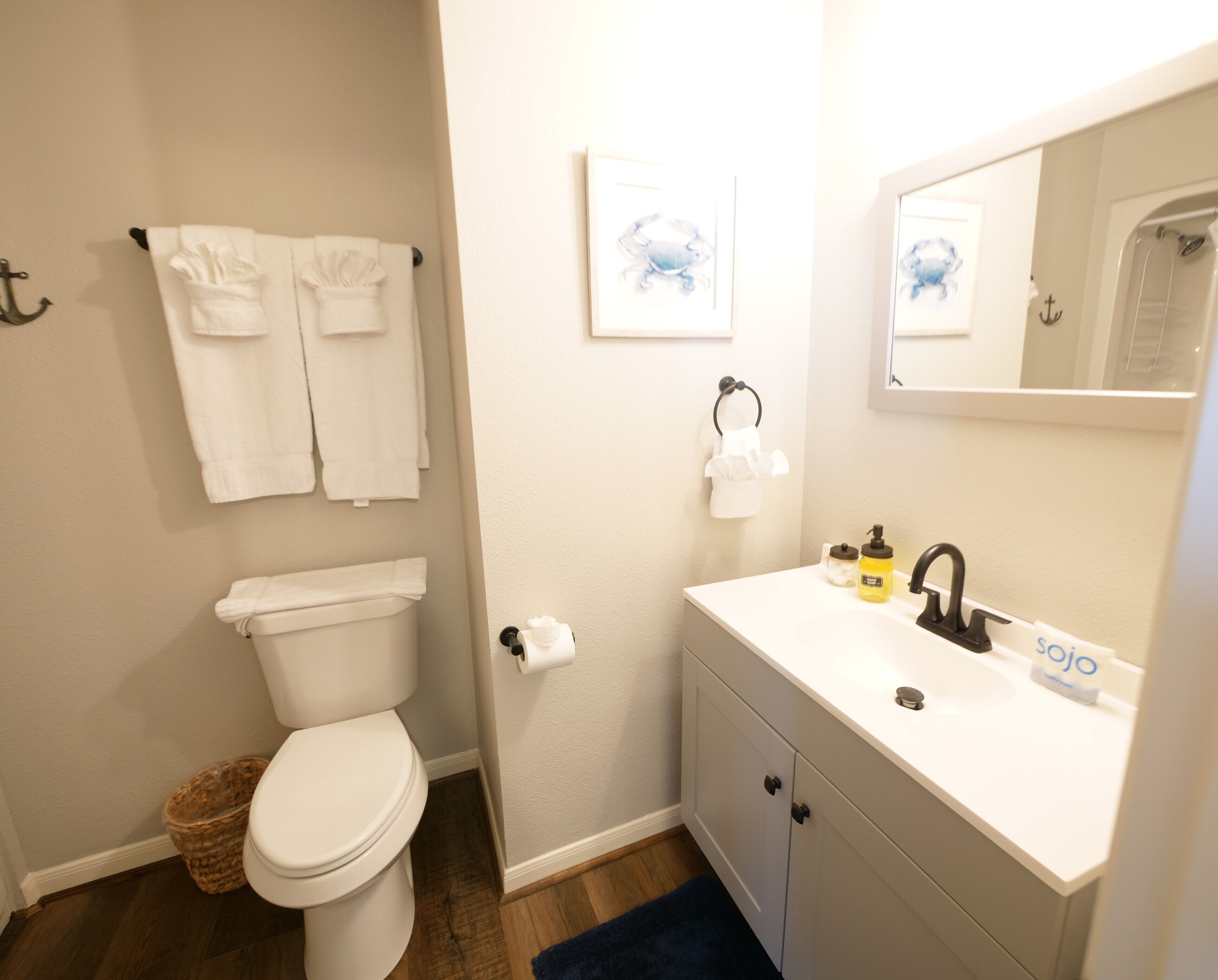 Ein Badezimmer mit Toilette, Waschbecken und Handtuchhalter.