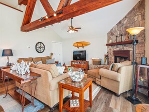 Casa, varias camas, patio, vistas al mar | Zona de estar | Una televisión