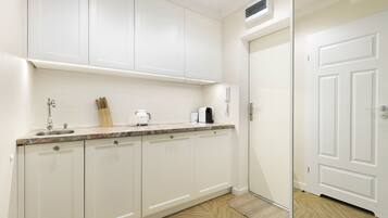 Mini-fridge, oven, stovetop, dishwasher