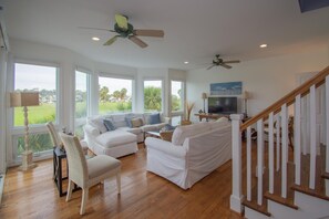 Casa, várias camas, cozinha | Área de estar | TV