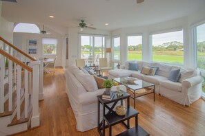 Casa, várias camas, cozinha | Área de estar | TV