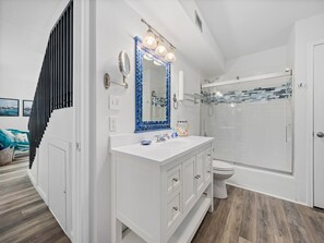 Ferienhaus, Mehrere Betten, Terrasse | Badezimmer | Designer-Toilettenartikel, Handtücher, Toilettenpapier