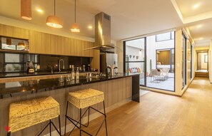 冷蔵庫、電子レンジ、オーブン、コンロ