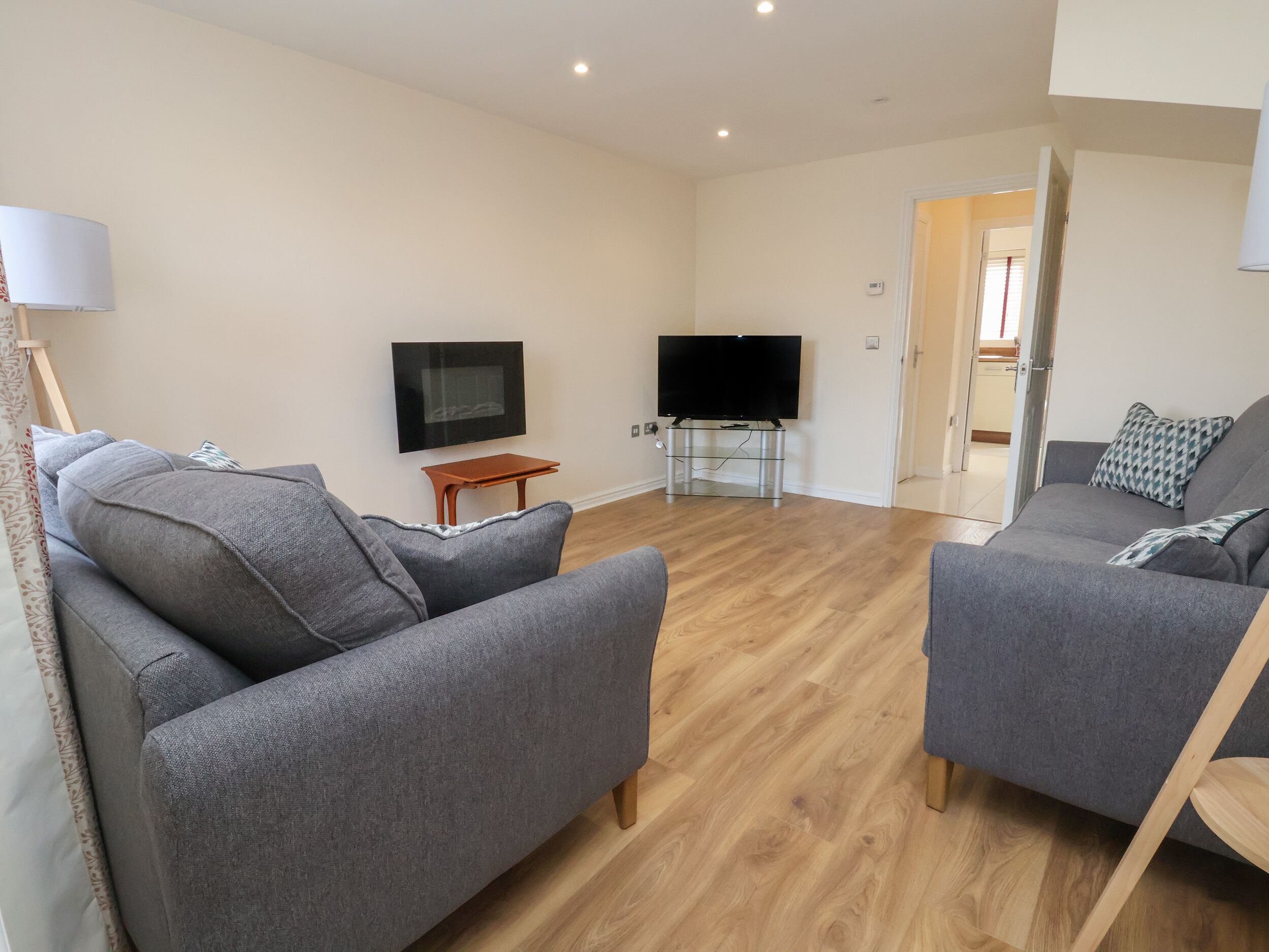 9 Bluebell Lane, Pet Friendly, With A Garden In Newport, Shropshire - Shropshire