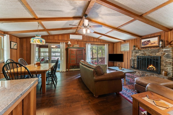 Een smart-tv en een open haard