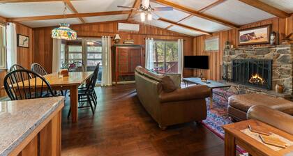 Mountain Lair in Lake Wallenpaupack w/ Firepit- Near Fall Activities