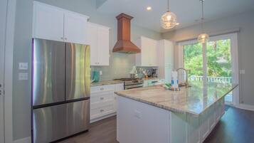 Rumah, Beberapa Tempat Tidur, dapur | Dapur pribadi | Lemari es, microwave, oven, dan kompor