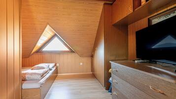 Casa familiar, 3 dormitoris, al costat de la muntanya (Vineyard Cottage Hočevar With Sauna) | 3 dormitoris, planxa i posts de planxar, wifi gratuïta i roba de llit