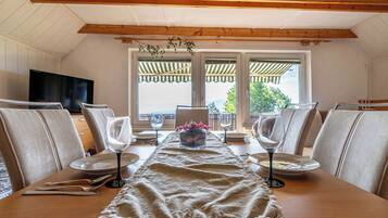 ํจ๋ฐ๋ฆฌ ํ์ฐ์ค, ์นจ์ค 3๊ฐ, ์ฐ๋นํ (Vineyard Cottage Hoฤevar With Sauna) | ๋ค์ด๋๋ฃธ