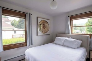 3 bedrooms, desk, travel crib, WiFi