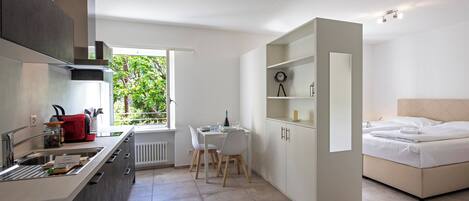 Familjestudio (Serenata 1) | Eget kök | Kylskåp, spishäll, kaffe- och tebryggare och vattenkokare