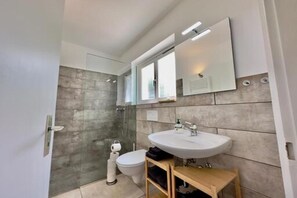 A modern bathroom with a shower, toilet, and sink. - Residenza La Serenata (Terre di Pedemonte)
