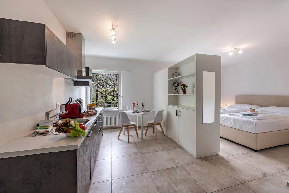 Una cocina moderna con comedor y habitación.