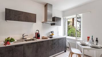 Fridge, stovetop, coffee/tea maker, electric kettle