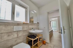 Estudio familiar (Serenata 3) | Baño | Ducha, toallas, jabón y champú