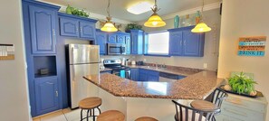 Condo, várias camas, sacada, vista para a piscina | Cozinha privada | Geladeira, micro-ondas, fogão, cooktop