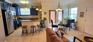 Appartamento, letti multipli, balcone, vista piscina | Cucina privata | Frigorifero, microonde, forno, piano cottura