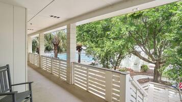 Rum - flera sängar - utsikt mot stranden | Boendeområde