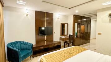 Business Suite, 1 Double Bed with Sofa bed, Balcony, Executive Level