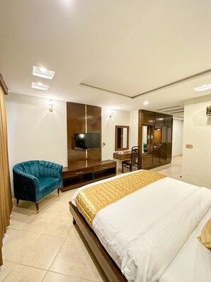 Suite – business, 1 dobbeltseng med sovesofa, balkong, executive-nivå | Sengetøy av topp kvalitet, dundyner, minibar og individuelt dekorert