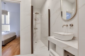 Douche, sèche-cheveux, serviettes fournies