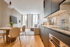 Réfrigérateur, micro-ondes, four, plaque de cuisson